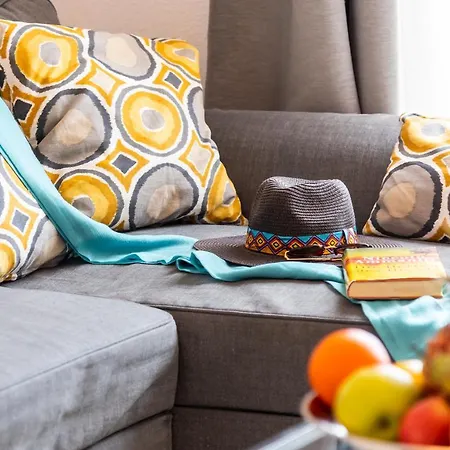 1314 Fabulous 2 Bedroom Roof Terrace Apartment *